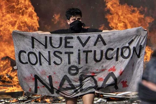 Pancarta denuncia fraude constitucional