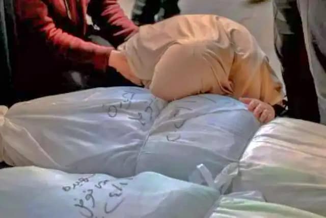 Foto de mortuorio palestino con sacas de personas asesinadas