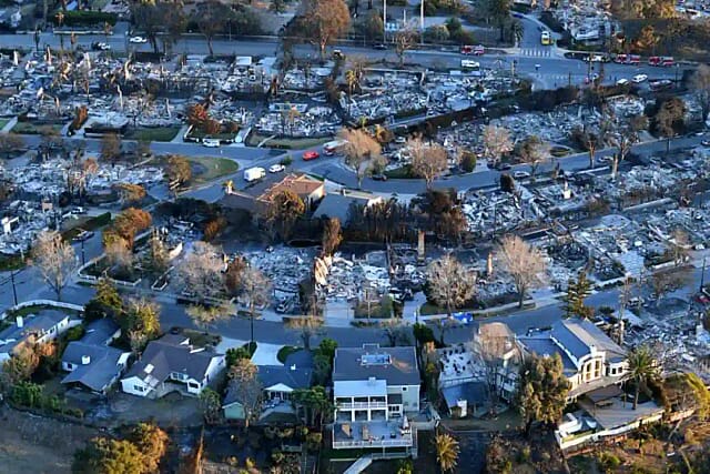 Altadena y la lucha de clases: los residentes se unen para reconstruir mientras los desarrolladores especulan sobre futuros beneficios.