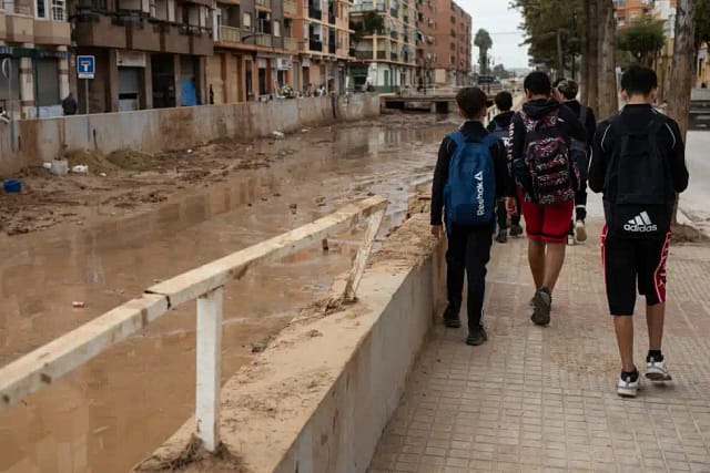 Varios niños pasean por una calle afectada por la Dana en Aldaia. ALEJANDRO MARTÍNEZ VÉLEZ/EP