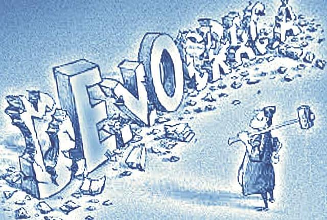 Dibujo de policía demoliendo muro democrático