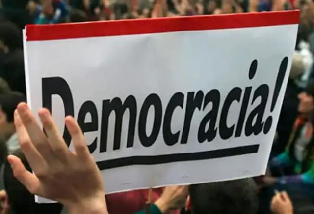 Cartel reivindica Democracia frente a la represeión social
