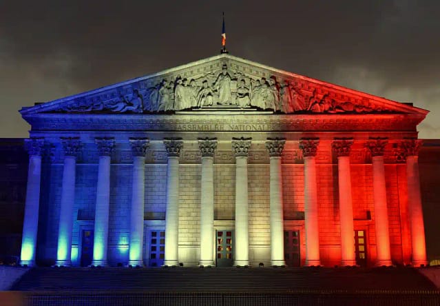 23 de noviembre de 2015: Palais Bourbon – La Columnata (Iluminación tricolor – Azul, Blanco, Rojo)