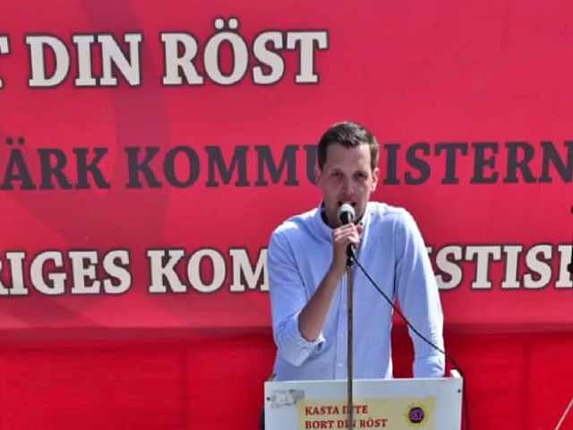 Foto del presidente del pc sueco durante el mitin